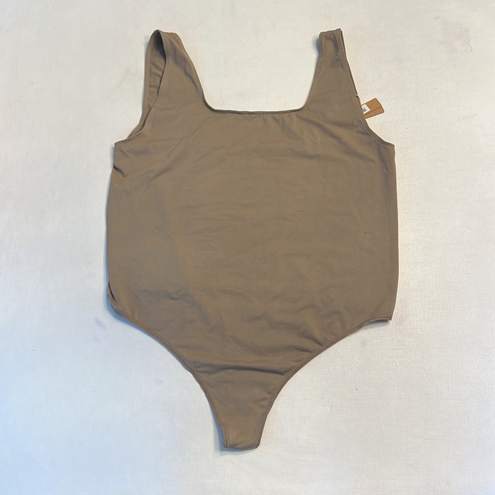 11. NWT SKIMS SOFT SMOOTHING THONG BODYSUIT DESERT - Picture 6 of 7